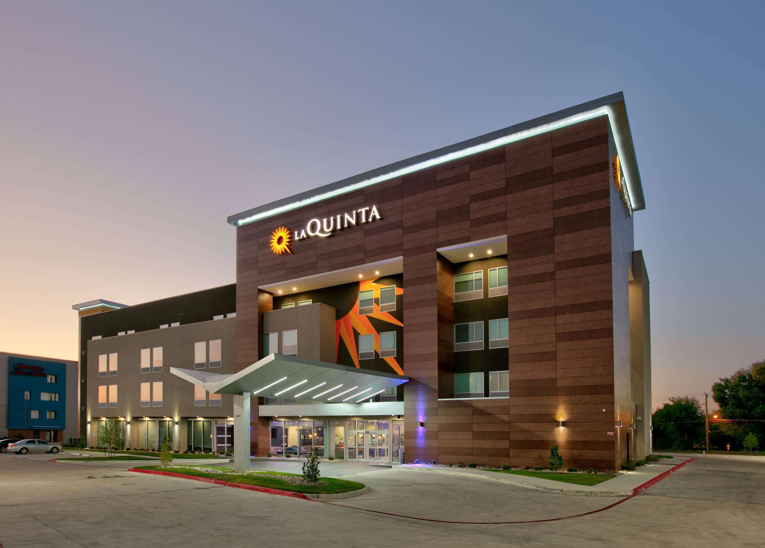 La Quinta Inn & Suites By Wyndham Dallas/Fairpark Buitenkant foto