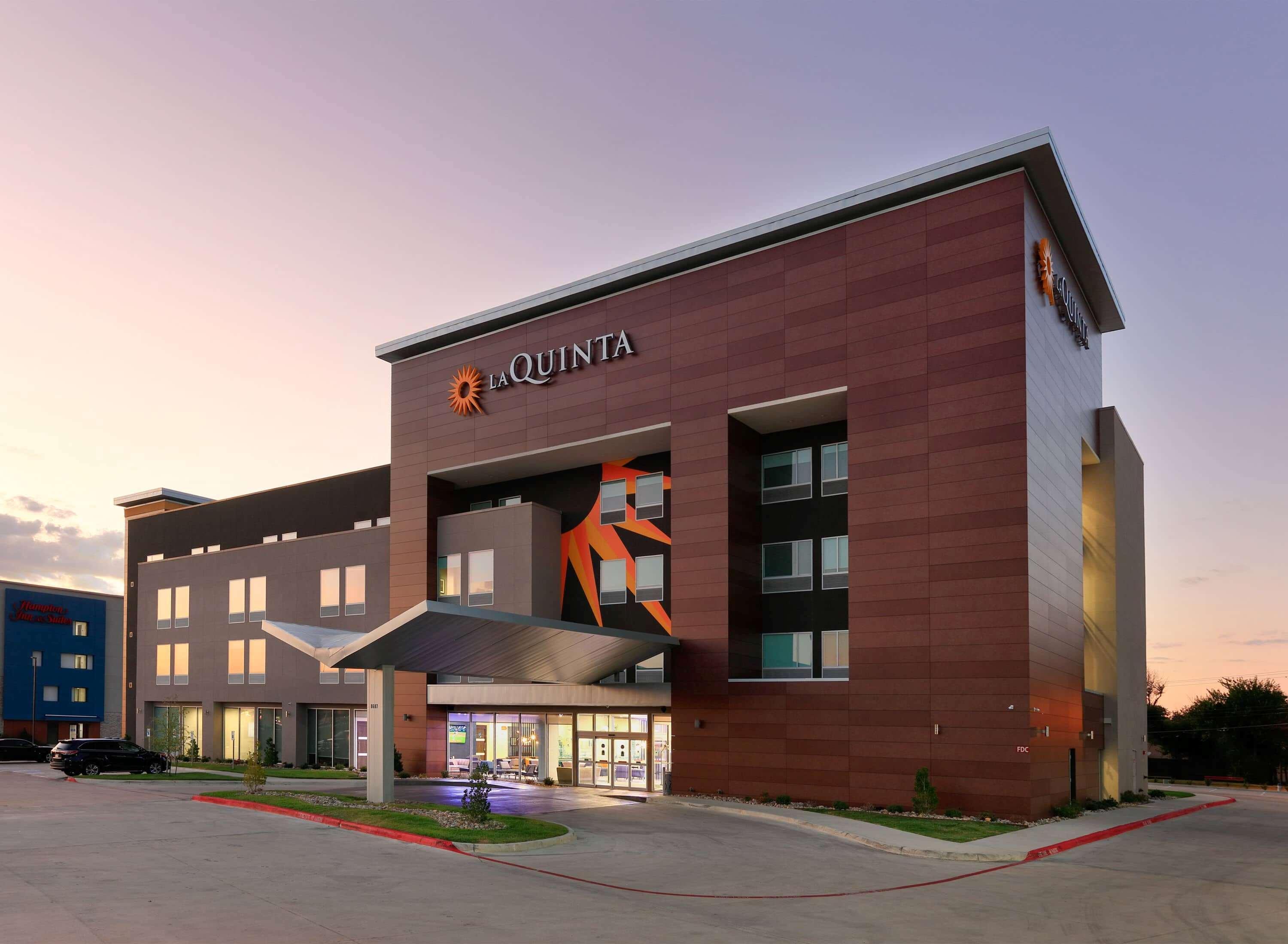 La Quinta Inn & Suites By Wyndham Dallas/Fairpark Buitenkant foto