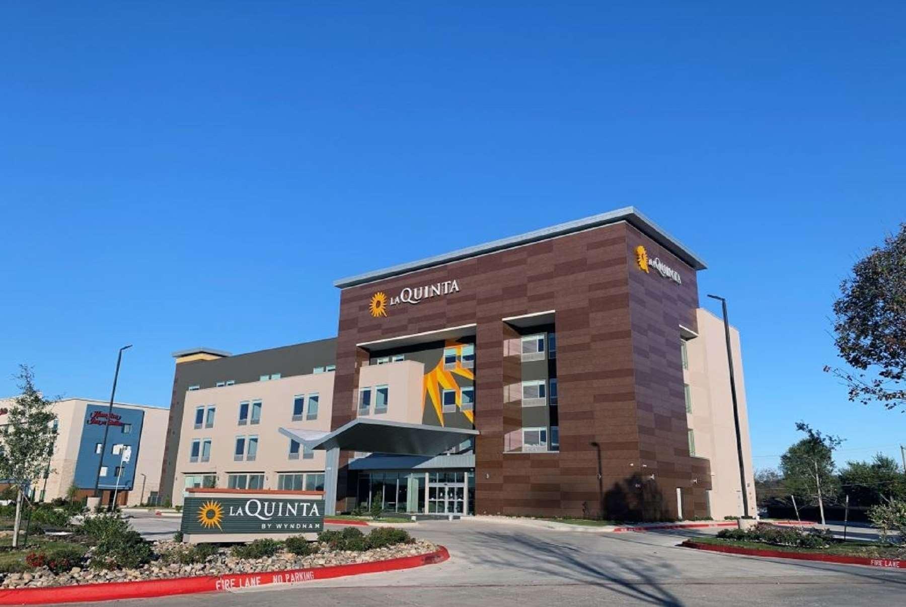 La Quinta Inn & Suites By Wyndham Dallas/Fairpark Buitenkant foto